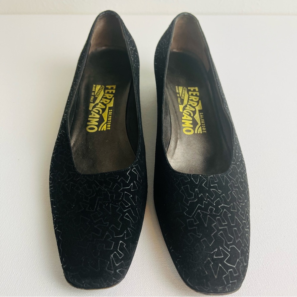 Salvatore Ferragamo Black Block Heel 90's Zig Zag Soft Textured Pumps Size 8.5